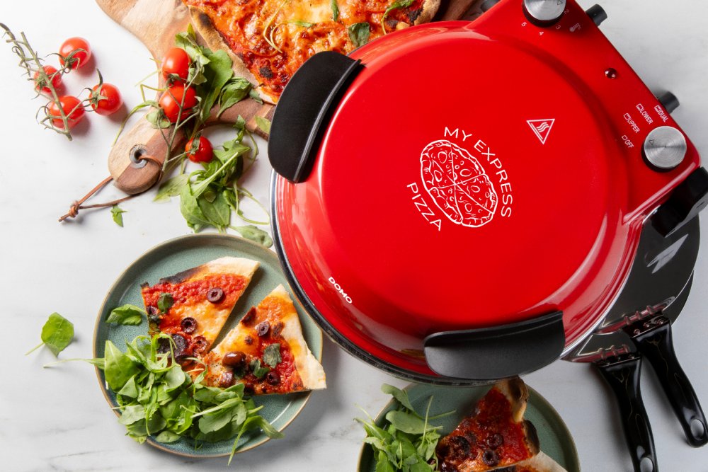 Domácí pizza z rozpálené pizza pece