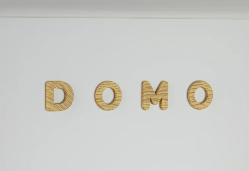 Retro mrazák - bílý s dekorací dřeva - DOMO DO91711R