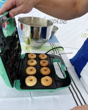 Do "donutkovače" (Sendvičovač a vaflovače 5v1 - DOMO DO1109C) se vejde 8 ks donutků Do "donutkovače" (Sendvičovač a vaflovače 5v1 - DOMO DO1109C) se vejde 8 ks donutků