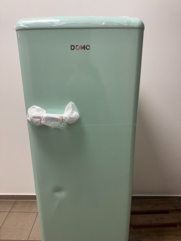 Retro lednice s mrazákem uvnitř - Outlet - DOMO DO91701R/B
