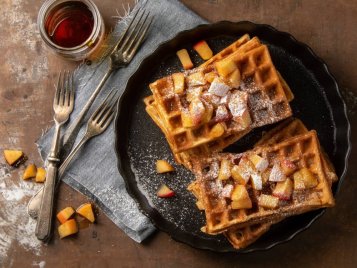 Vafle s jablky a skořicí