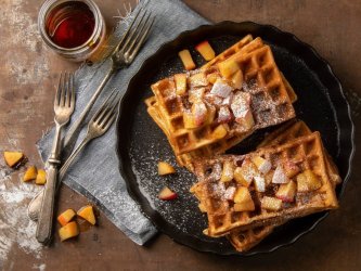 Vafle s jablky a skořicí