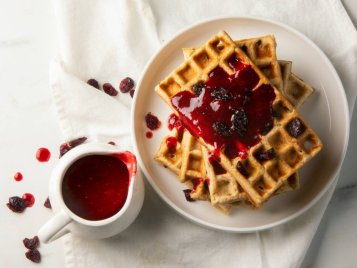 Vafle s brusinkami a pomerančem