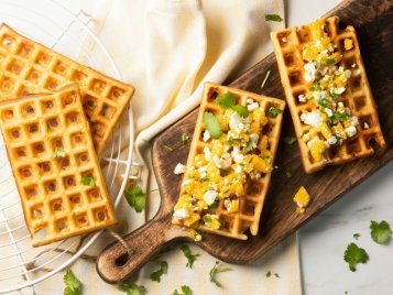 Vafle s kousky manga a sýrem feta