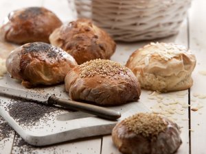 Chleba a bulky z domácí pekárky