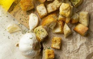 Česnekové krutony Česnekové krutony