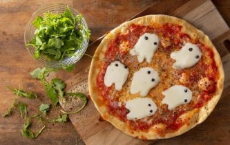 Halloweenská pizza s mozzarellovými duchy