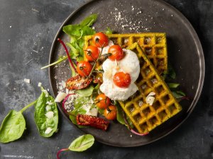 Slané vafle so špenátom, paradajkami a parmezánom Slané vafle so špenátom, paradajkami a parmezánom