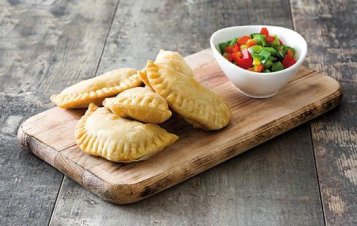 Empanadillas so syrom a šunkou Empanadillas so syrom a šunkou