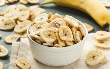 Exotické banánové chipsy
