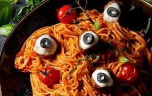 Těstoviny s mozzarellou a očními bulvami Těstoviny s mozzarellou a očními bulvami