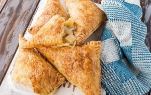 Listové pečivo s jablkami a syrom brie