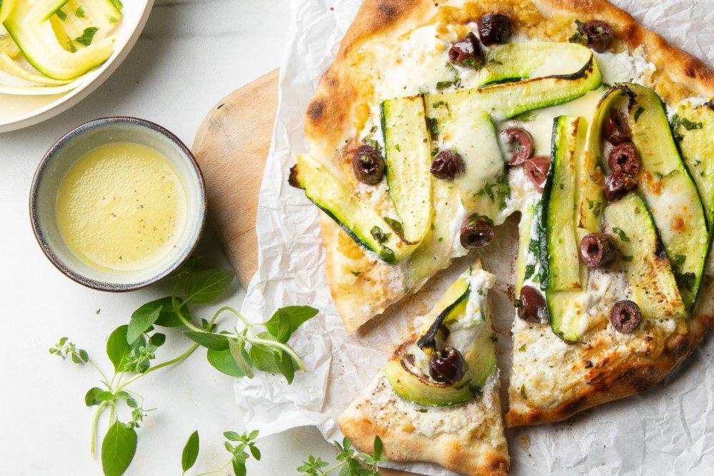 Lehká pizza s cuketou a bylinkami